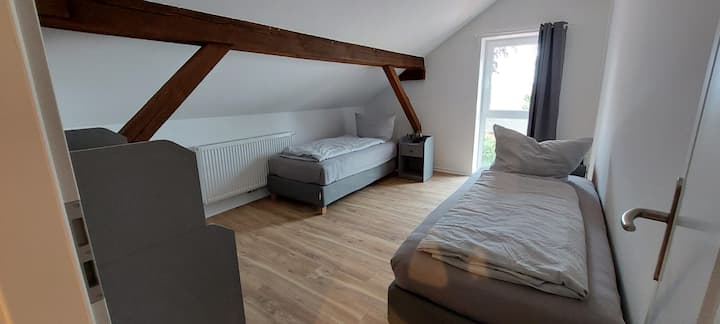 Საძინებელი 6 სხვენში - შესაძლებელია 90 სმ სიგანის ორი საწოლის ერთმანეთთან მიბმა