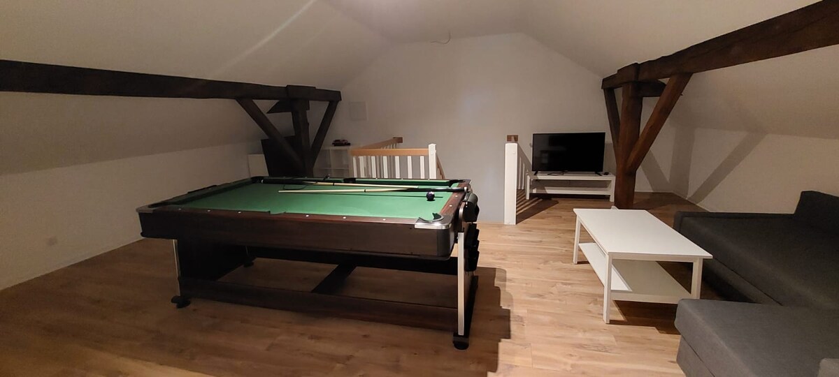 Spielbereich mit Fernseher und multifunktionalem Billiardtisch auf dem Dachboden. Hier gibt es ebenfalls eine ausziehbare Schlafcouch (160 cm breit).