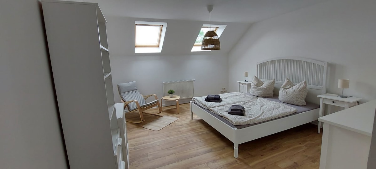 Schlafzimmer 1 (180cm breites Bett) - Außerdem gibt es in diesem Zimmer noch eine Schlafnische mit zwei 90cm Matratzen auf dem Boden.