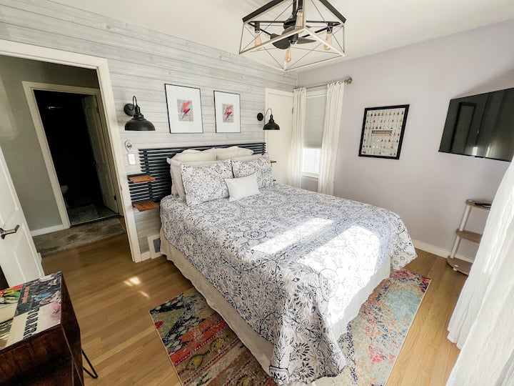 Prvá hlavná spálňa je vybavená manželskou posteľou, televízorom so streamovaním a vkusnou hudobnou výzdobou.