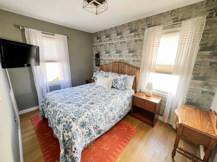 Spálňa pre prvého hosťa je vybavená manželskou posteľou, televízorom s možnosťou streamovania a vkusnou „plážovou“ výzdobou.