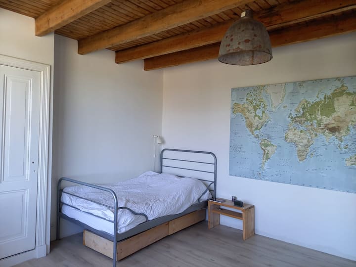 Segundo piso: habitación en el ático con una cama individual grande de 120 x 200 cm