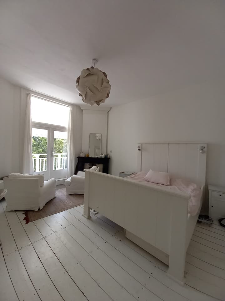 1er piso: Recámara principal con cama matrimonial