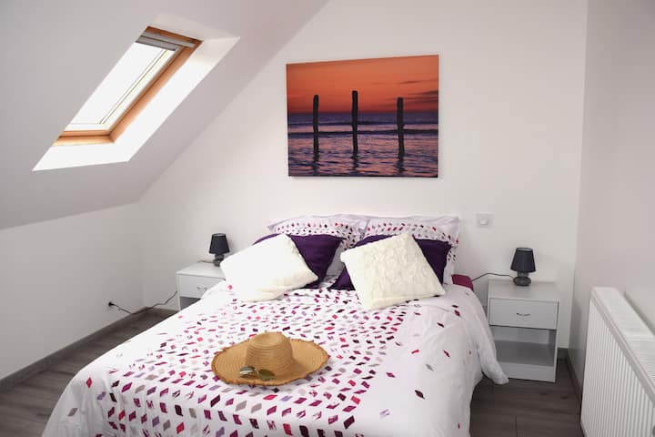 Room "Pignochet" in reference to Pignochet beach, the closest to the house on foot.

Bed 140 for 2 guests. 

Table from a photograph taken from Pignochet Beach, summer 2022.