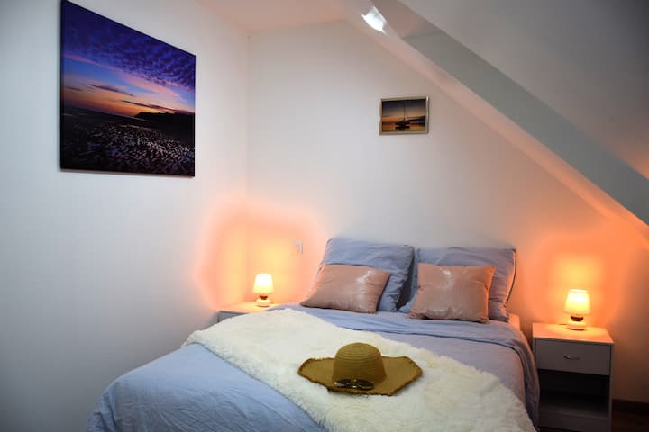 This is the "Champeaux" room.

Also equipped with a 140 bed that can accommodate 2 people.

Photo of the painting taken from St Michel hold, during the summer of 2022.