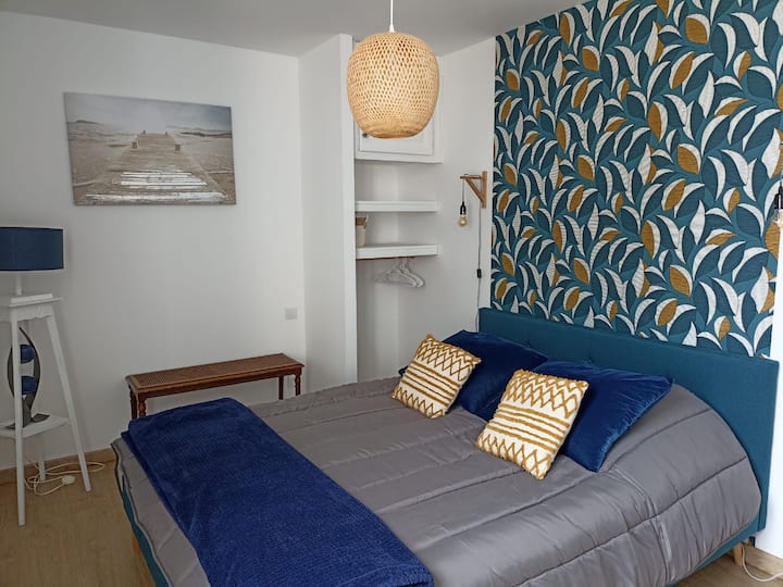 habitación azul y cama 160