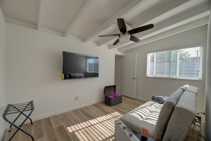 dhomë argëtimi, divan krevati me palosje. TV