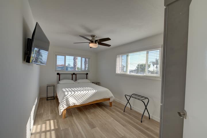 dhoma e gjumit 4 në katin e sipërm, krevat me shkumë memorieje, dritare me pamje nga gjiri. 