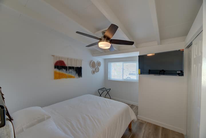 Dhoma e parë e gjumit ka një krevat të rehatshëm me shkumë memorieje me madhësi dopio "queen" dhe një dollap të gjerë.