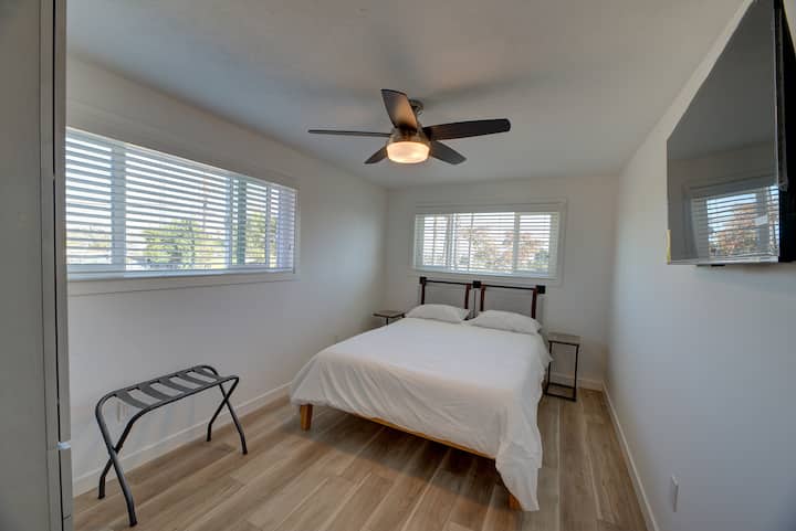 dhoma e gjumit 5 në katin e sipërm, krevat me shkumë memorieje. TV