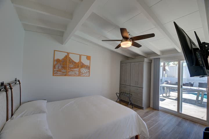 një kënd tjetër i dhomës së gjumit të pishinës. TV