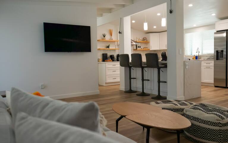 San Diego Luxury Villa: 6-BR, Pool, Hot Tub, Patio gallery image 5