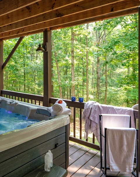 Luxe Resort Home-spectacular multi deck woods view