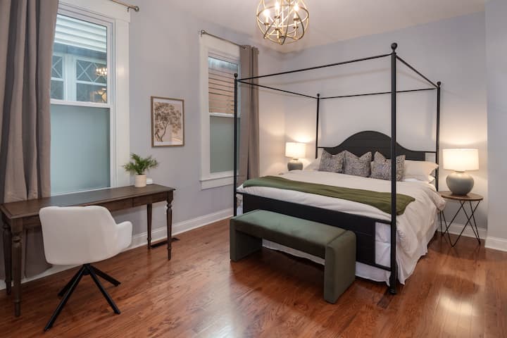 El dormitorio king 1 está bellamente amueblado con una cama con dosel y se encuentra en el primer piso. El baño completo también está a pocos pasos. Este dormitorio también incluye un espacio de trabajo.