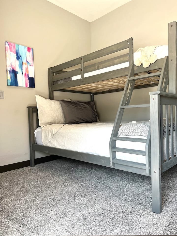 ห้องนอนที่ 3 มีเตียงคู่ที่สะดวกสบายมากพร้อมเตียงสองชั้นเดี่ยวด้านบนนอกจากนี้แจ็คแบบใช้ร่วมกันและอ่างอาบน้ำจิล!