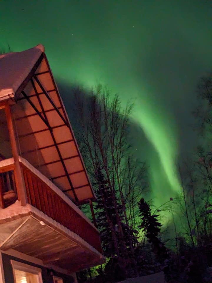 Aurora Hilltop Retreat quiet forest home w hot tub