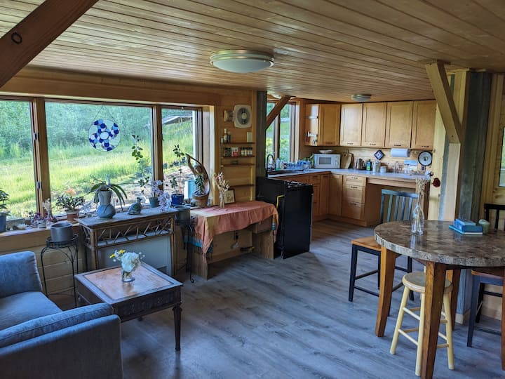 Aurora Hilltop Retreat quiet forest home w hot tub