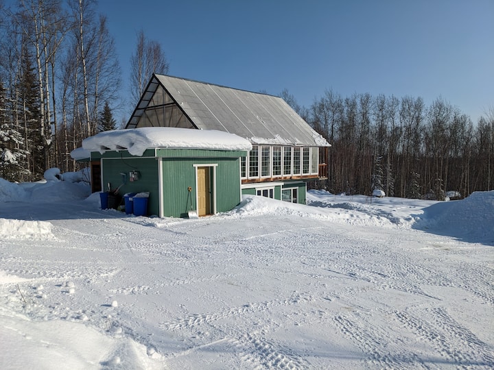 Aurora Hilltop Retreat quiet forest home w hot tub