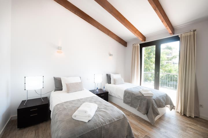 Tercer dormitorio con 2 camas individuales y acceso al balcón.