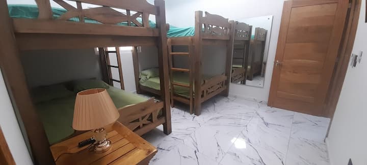 Dhomë me 2 kabina dyshe që flenë 8 (përfshin banjë private)