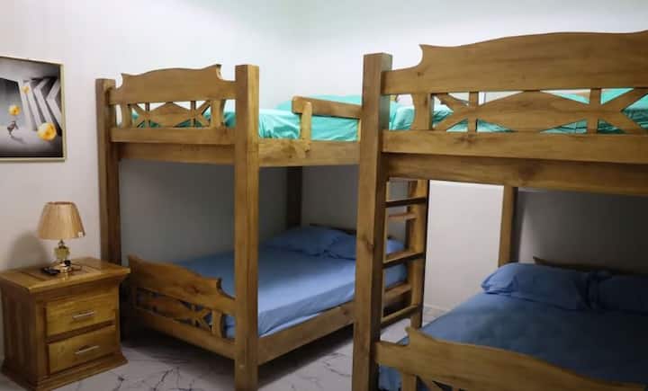 Dhoma e dytë me 2 kabina të dyfishta për 8 persona. (Banjë e kompletuar pranë dhomës)