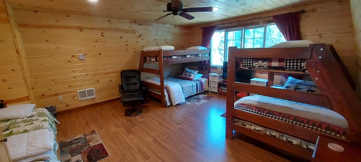 Vitanda vya Ghorofa vya Chumba cha Pili vina Kitanda cha ukubwa kamili kwenye sehemu ya chini ya kila Kitanda cha Ghorofa na Kitanda Pacha Juu ya kila Kitanda cha Ghorofa