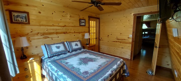 Chumba cha kulala cha msingi kina Kitanda cha Malkia, Taa zilizo na Chaja za USB zilizojengwa,  na Bafu Kamili ya Suite