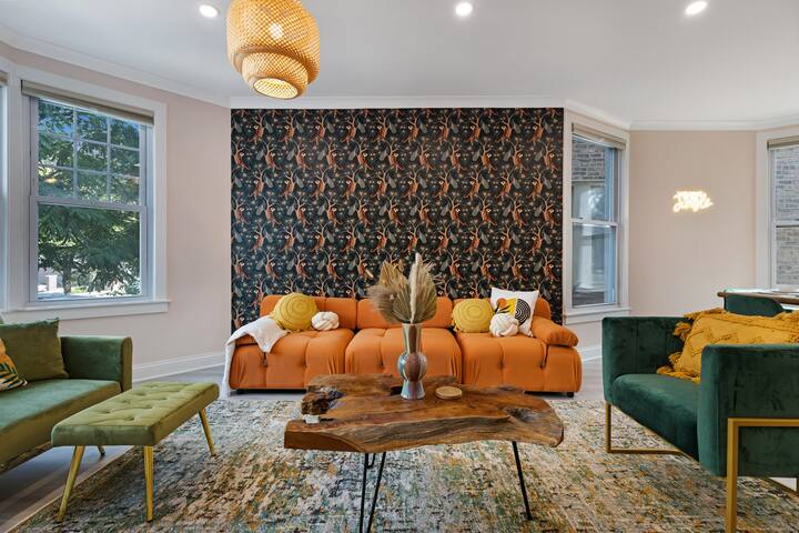 6BR Jungle Retreat + Ping Pong, Walk to Wrigley! gallery image 3