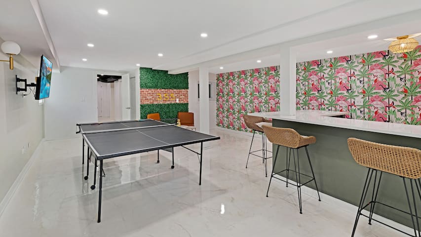 Fun Christmas Retreat, Walk to Wrigley Winterland!