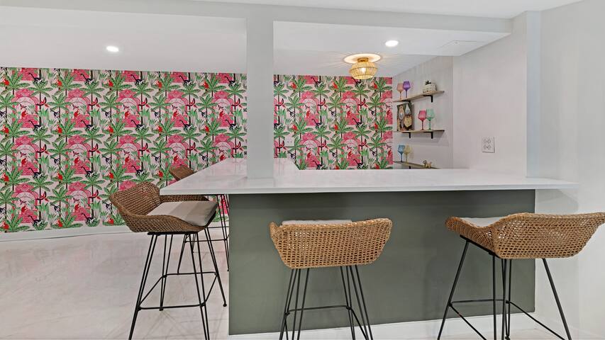 6BR Jungle Retreat + Ping Pong, Walk to Wrigley! gallery image 4