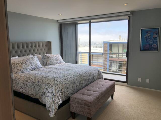 Spacious Mid-century Modern San Francisco gallery image 5