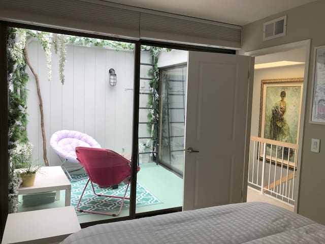 Spacious Mid-century Modern San Francisco gallery image 3