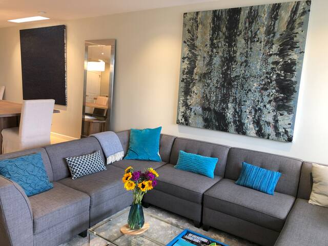 Spacious Mid-century Modern San Francisco gallery image 2