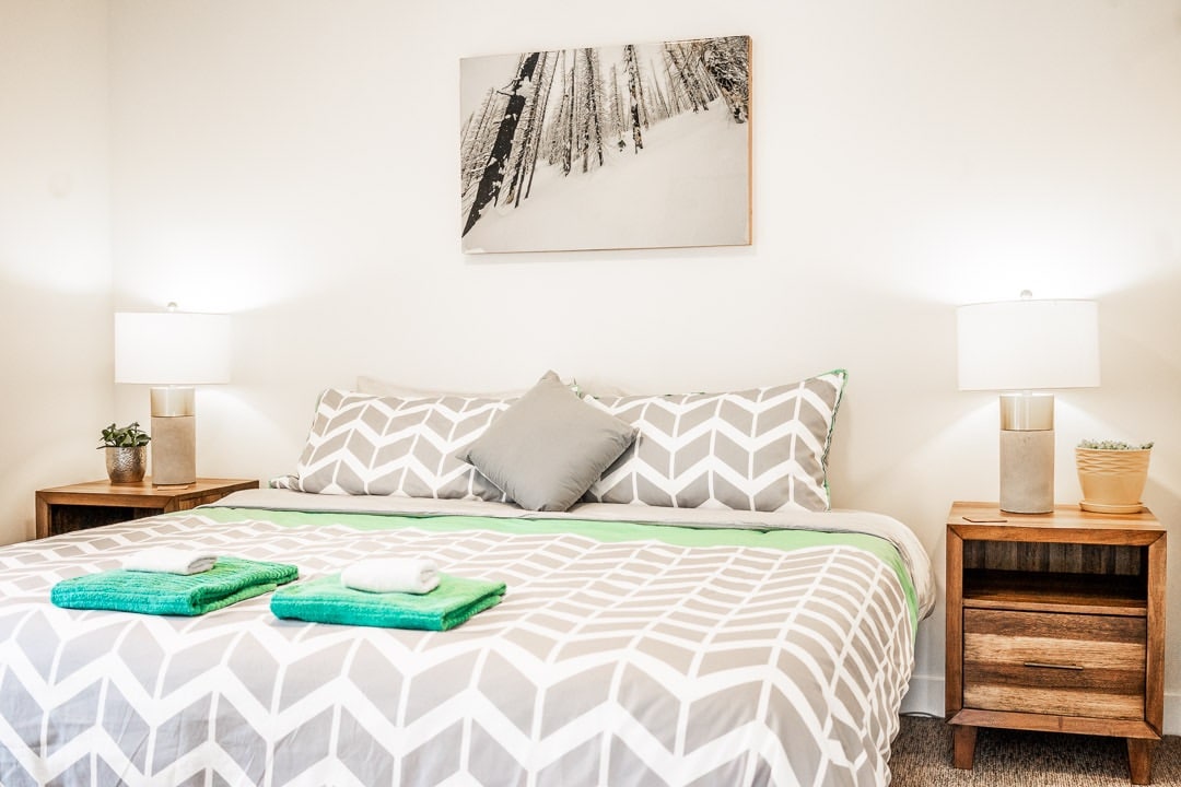 Cama tamaño king súper cómoda con sábanas limpias.