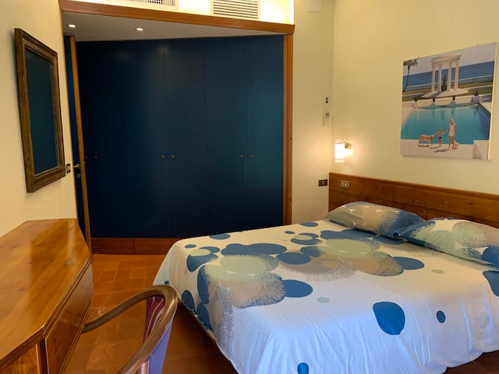 6-Twin bedroom with wall closet