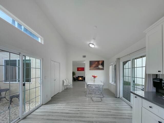 2Homes_2K,4Q,8S,8SB_Slp28_EzFwy_EV_AC_KT_BBQ_2321 gallery image 2