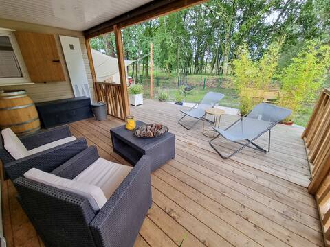 Facing the lake – Quiet and cozy on the shores of Lac Peyre