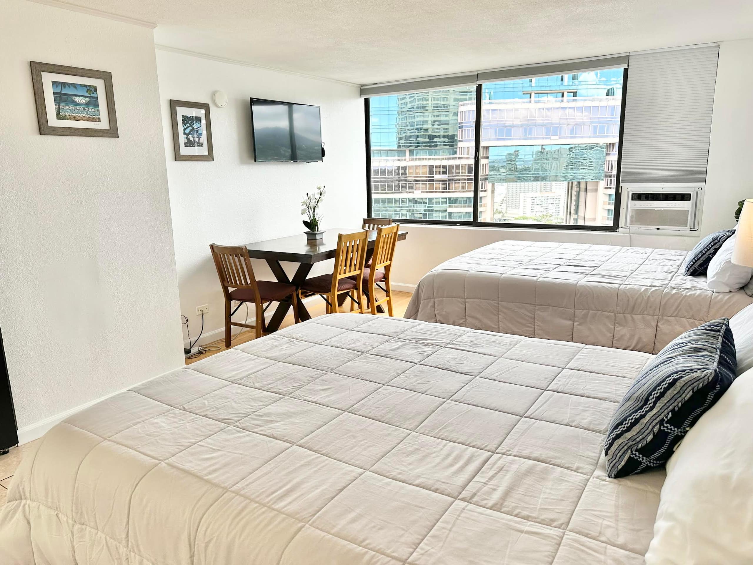 Waikiki 2/2 Deluxe Double suite partial ocean view - Image 7