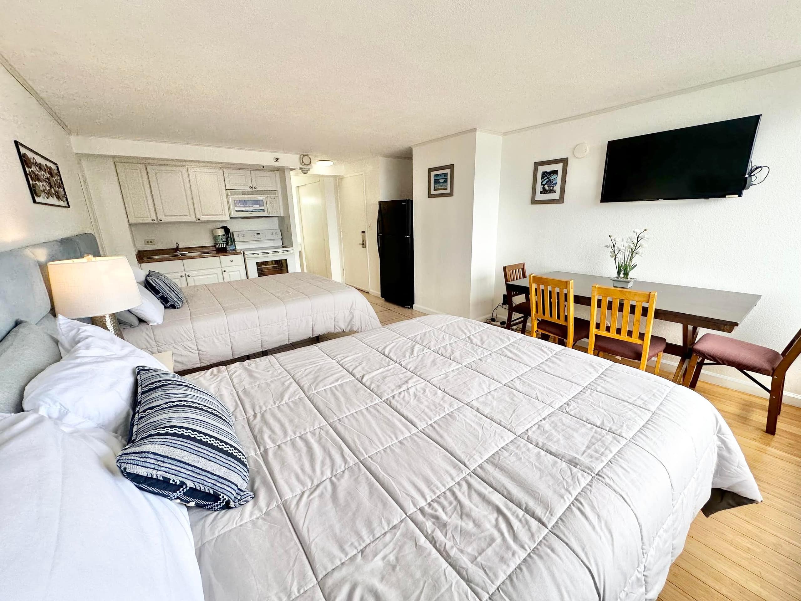 Waikiki 2/2 Deluxe Double suite partial ocean view - Image 1