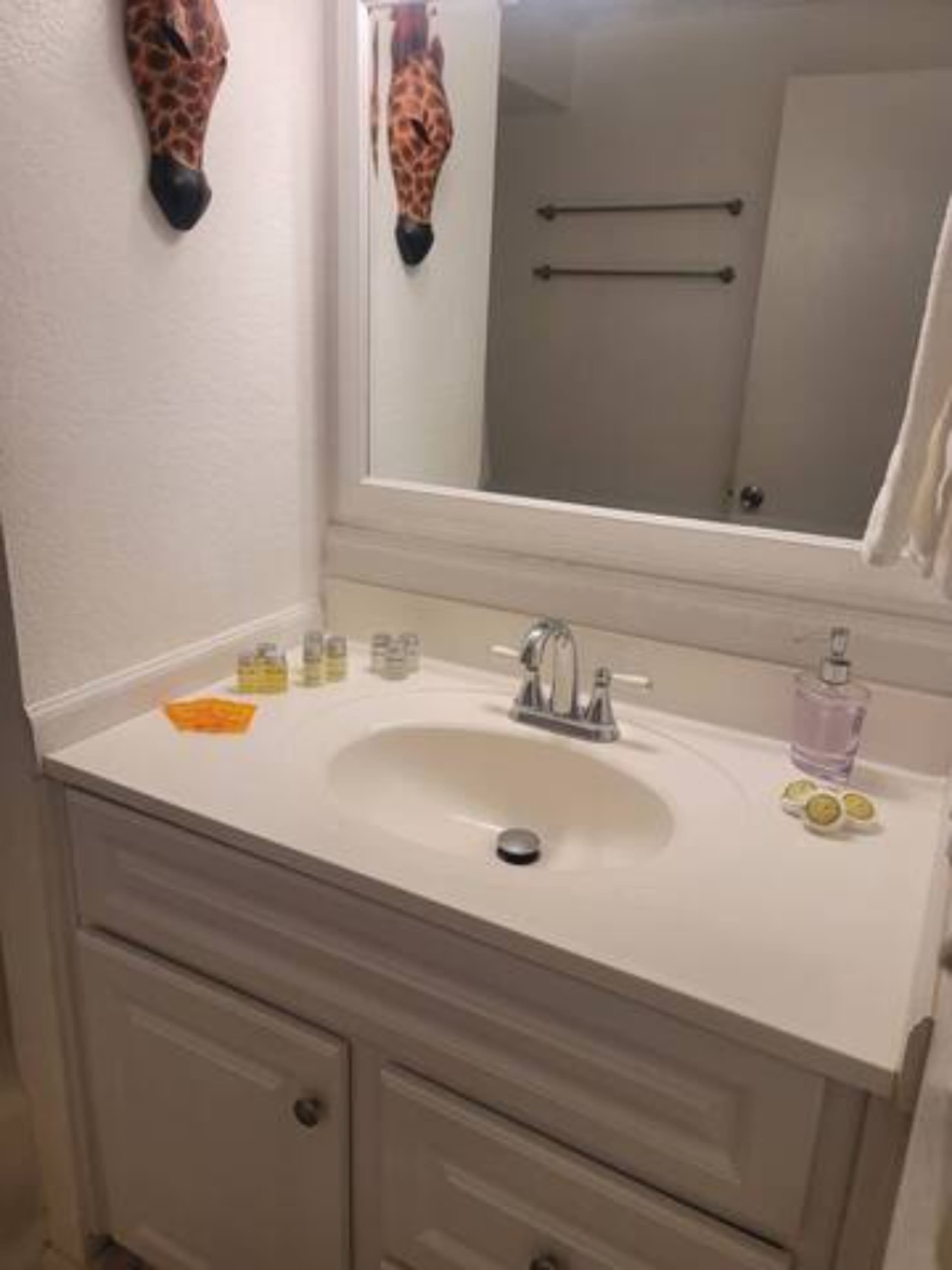 Waikiki 2/2 Deluxe Double suite partial ocean view - Image 15