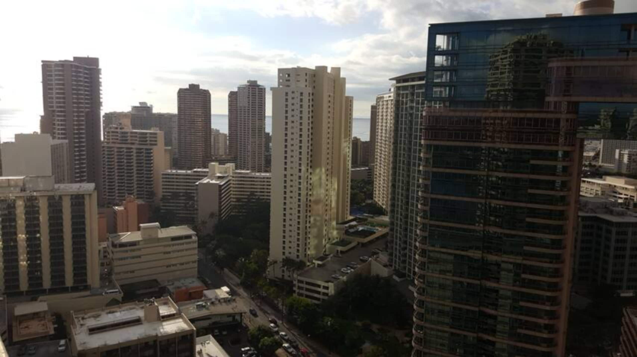 Waikiki 2/2 Deluxe Double suite partial ocean view - Image 19