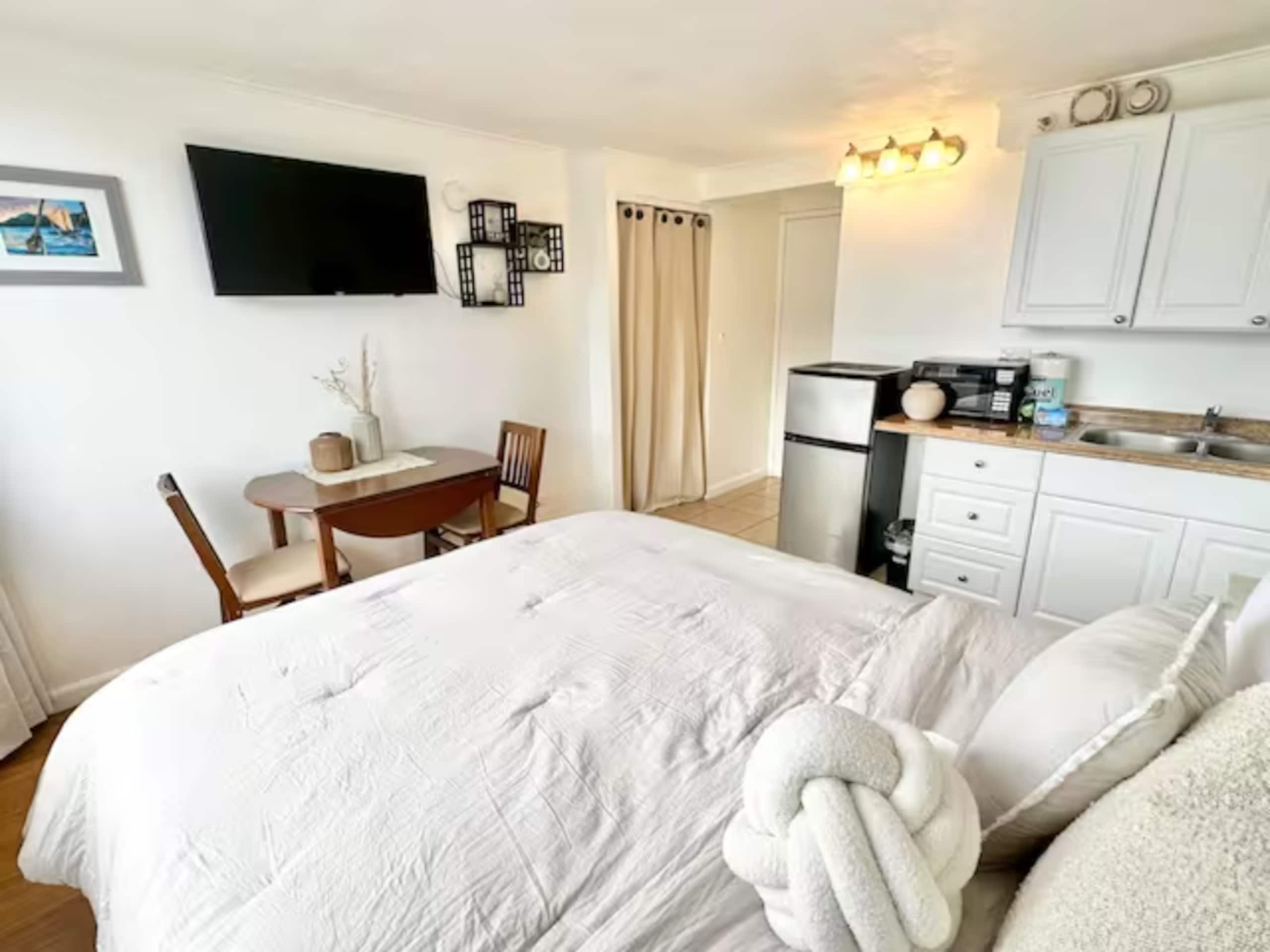 Condo in Honolulu · ★4.77 · 1 bedroom · 1 bed · 1 bath - Image 5