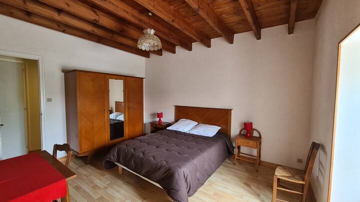 Spavaća soba 2 u prizemlju:
- 1 bračni krevet 140 x 190
- 1 ured
(posteljina i ručnici nisu osigurani, dostupni su kao dodatna opcija)