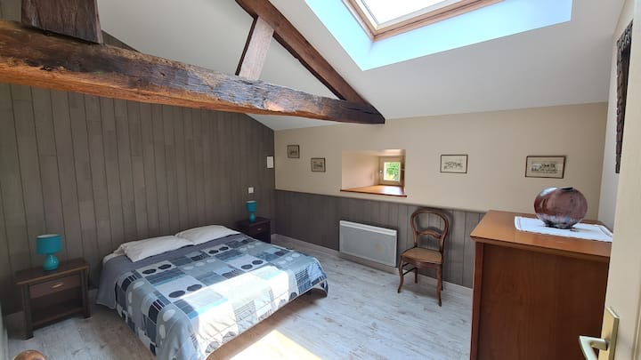 Spavaća soba 3:
- Bračni krevet 140 x 190
(posteljina i ručnici nisu osigurani, dostupni su kao dodatna opcija)