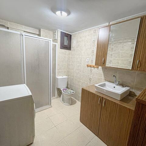 Green House with 6 bedrooms gallery image 5