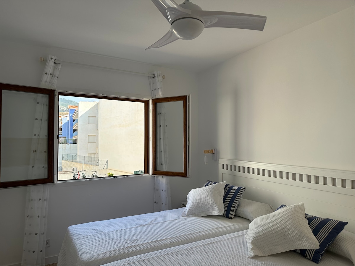 غرفة نوم بسريرين 90 × 190