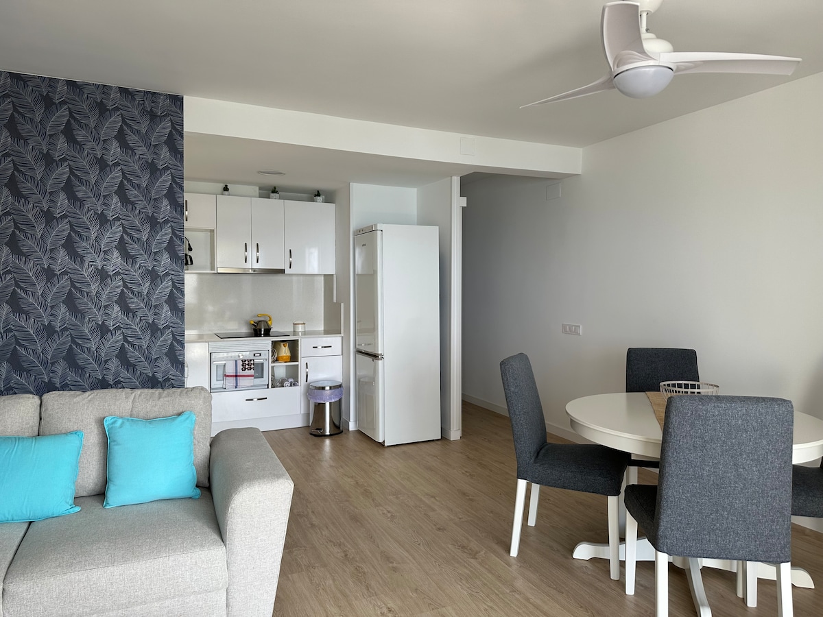 غرفة معيشة وغرفة طعام - مطبخ يمكن مشاهدته من الشرفة