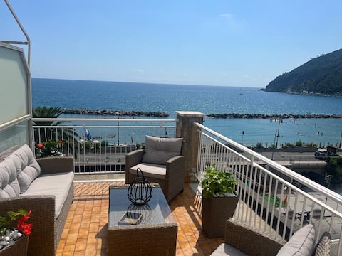 Top Airbnb: Penthouse between sky and sea in Moneglia