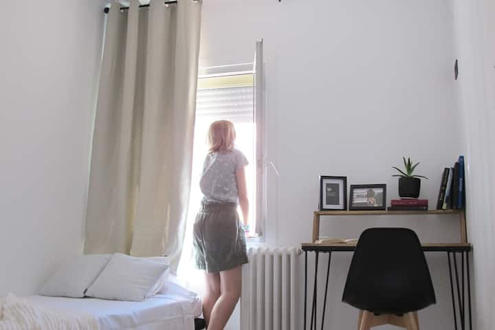 ห้องขนาดกลางพร้อมเตียงเดี่ยวและโต๊ะทำงานส่วนตัว
ห้องนอนนี้เหมาะสำหรับทั้งเด็กและผู้ใหญ่ การตกแต่งที่เรียบง่ายและใช้งานได้ดี มีแสงธรรมชาติและโต๊ะทำงาน