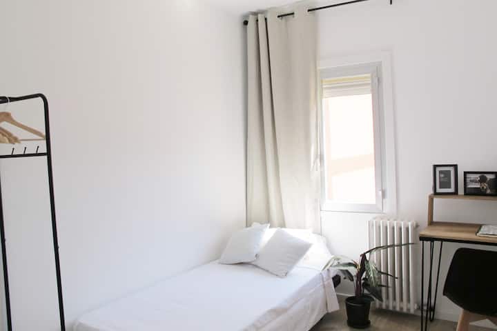 ห้องพักขนาดกลางวิวทั่วไปมีลาและโต๊ะทำงาน